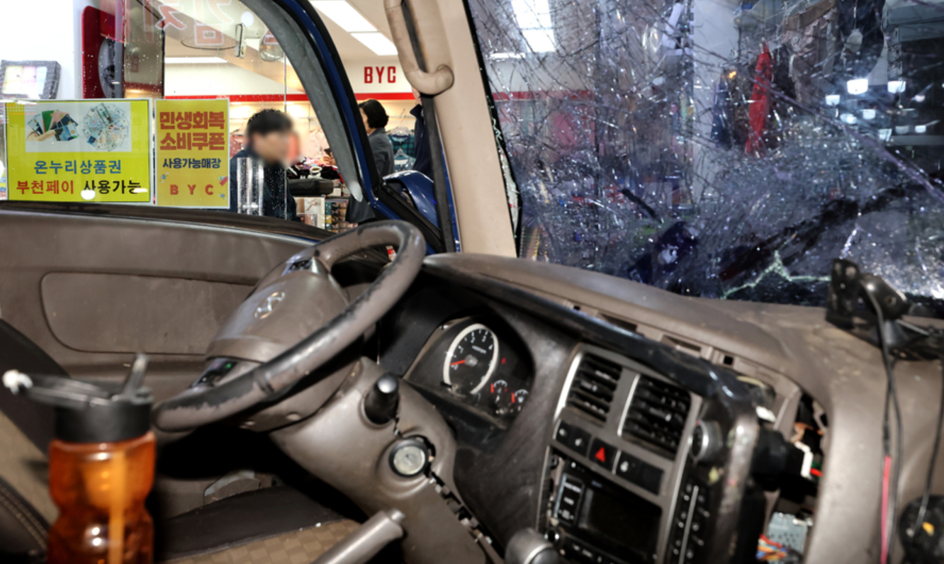 南韓京畿道富川市一輛卡車在衝入一市集,造成大批民眾受傷。(網上圖片)