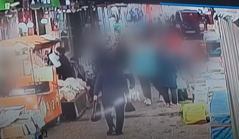 南韓京畿道富川市一輛卡車在衝入一市集,造成大批民眾受傷。閉路畫面顯示,卡車原本停在市場內的一條小巷裡,突然加速衝出撞倒人群。(影片截圖)