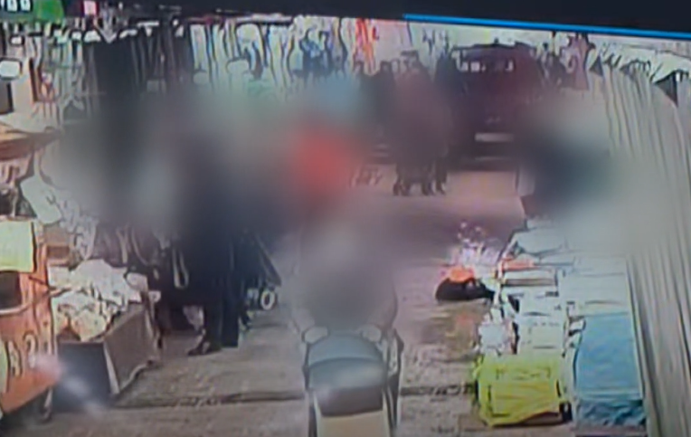 南韓京畿道富川市一輛卡車在衝入一市集,造成大批民眾受傷。閉路畫面顯示,卡車原本停在市場內的一條小巷裡,突然加速衝出撞倒人群。(影片截圖)