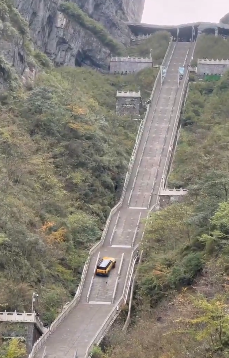 奇瑞汽車公司旗下的奇瑞風雲X3L越野車,挑戰攀爬湖南張家界天門山999級「天梯」時發生意外,車輛在攀爬至半程陡坡處失控下滑並撞毀部分護欄。(影片截圖)