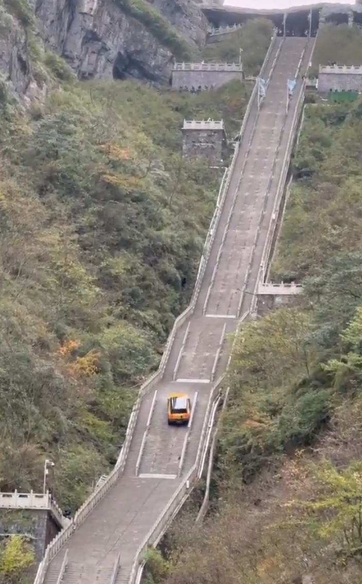 奇瑞汽車公司旗下的奇瑞風雲X3L越野車,挑戰攀爬湖南張家界天門山999級「天梯」時發生意外,車輛在攀爬至半程陡坡處失控下滑並撞毀部分護欄。(影片截圖)