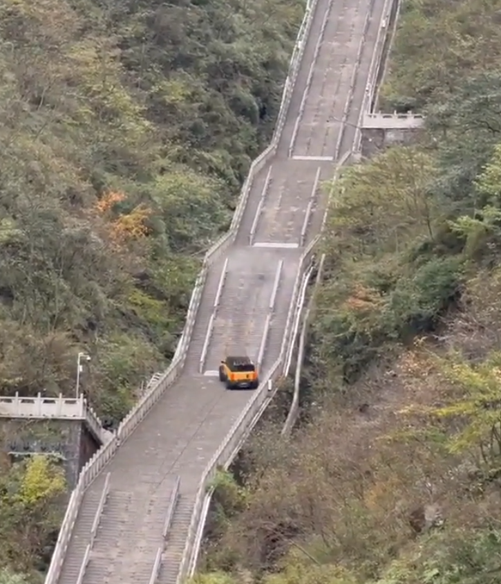 奇瑞汽車公司旗下的奇瑞風雲X3L越野車,挑戰攀爬湖南張家界天門山999級「天梯」時發生意外,車輛在攀爬至半程陡坡處失控下滑並撞毀部分護欄。(影片截圖)