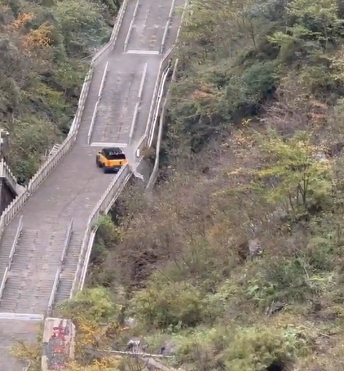 奇瑞汽車公司旗下的奇瑞風雲X3L越野車,挑戰攀爬湖南張家界天門山999級「天梯」時發生意外,車輛在攀爬至半程陡坡處失控下滑並撞毀部分護欄。(影片截圖)