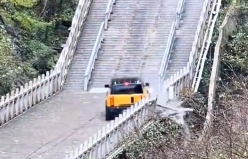 奇瑞汽車公司旗下的奇瑞風雲X3L越野車,挑戰攀爬湖南張家界天門山999級「天梯」時發生意外,車輛在攀爬至半程陡坡處失控下滑並撞毀部分護欄。(影片截圖)