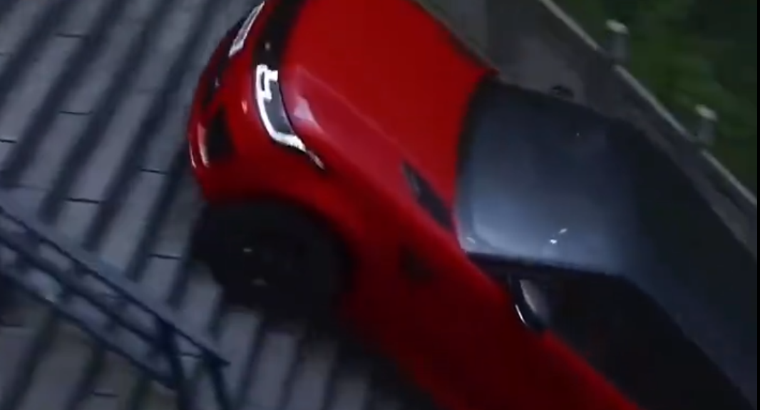 2018年華裔荷蘭籍F1車手董荷斌駕駛越野路華(Land Rover)Range Rover Sport P400e,成功完成天門山「99道彎+999級台階」挑戰登上天門洞並創下9分51秒紀錄,成為首輛成功攀爬至天門洞的車型(影片截圖)