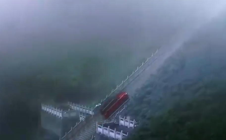 2018年華裔荷蘭籍F1車手董荷斌駕駛越野路華(Land Rover)Range Rover Sport P400e,成功完成天門山「99道彎+999級台階」挑戰登上天門洞並創下9分51秒紀錄,成為首輛成功攀爬至天門洞的車型(影片截圖)