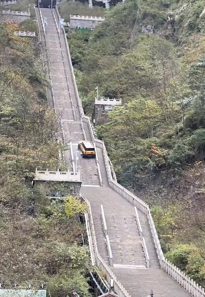 奇瑞汽車公司旗下的奇瑞風雲X3L越野車,挑戰攀爬湖南張家界天門山999級「天梯」時發生意外,車輛在攀爬至半程陡坡處失控下滑並撞毀部分護欄。(影片截圖)