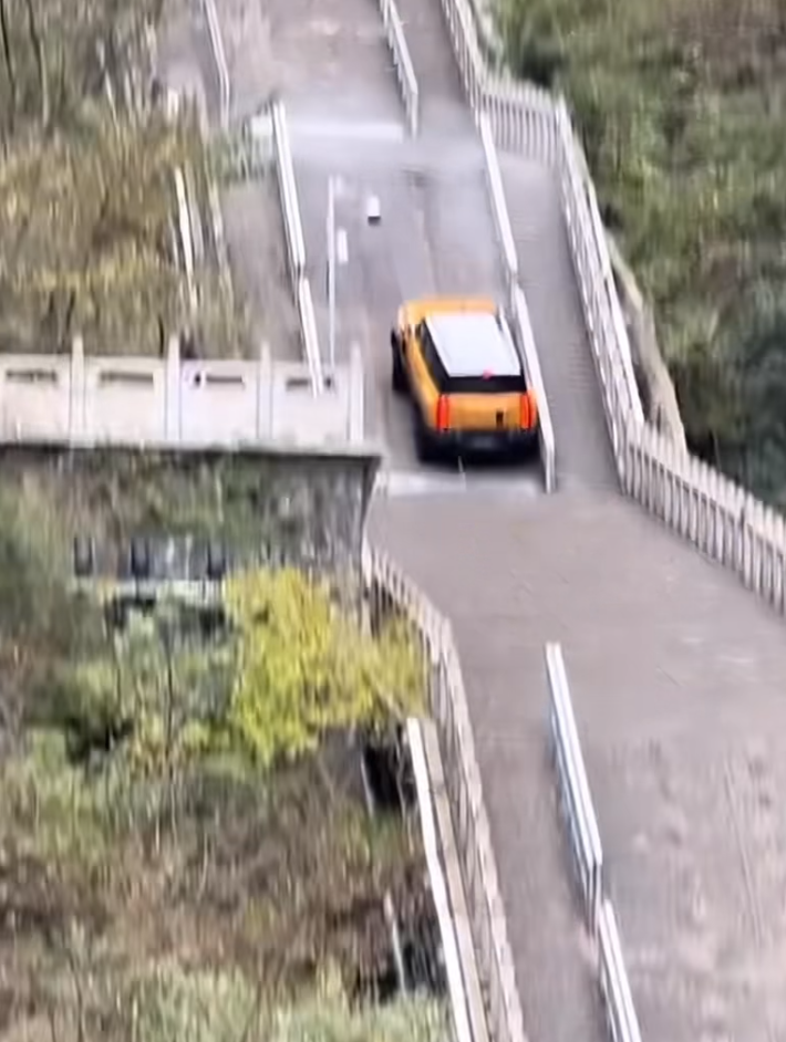 奇瑞汽車公司旗下的奇瑞風雲X3L越野車,挑戰攀爬湖南張家界天門山999級「天梯」時發生意外,車輛在攀爬至半程陡坡處失控下滑並撞毀部分護欄。(影片截圖)