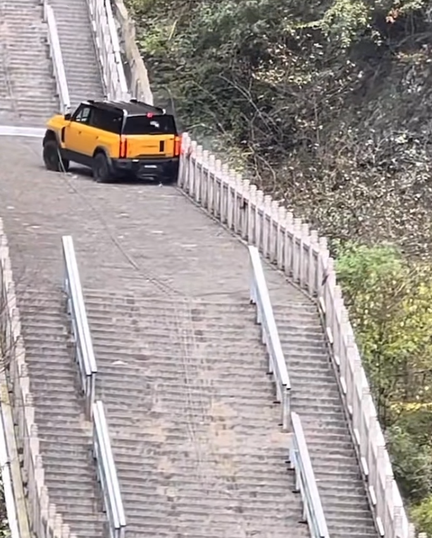 奇瑞汽車公司旗下的奇瑞風雲X3L越野車,挑戰攀爬湖南張家界天門山999級「天梯」時發生意外,車輛在攀爬至半程陡坡處失控下滑並撞毀部分護欄。(影片截圖)