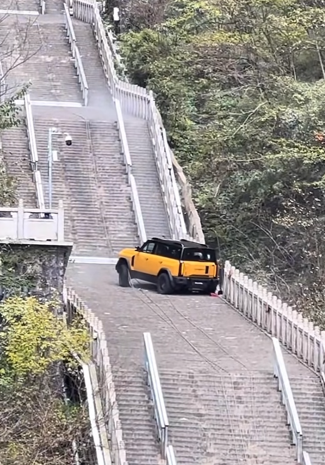 奇瑞汽車公司旗下的奇瑞風雲X3L越野車,挑戰攀爬湖南張家界天門山999級「天梯」時發生意外,車輛在攀爬至半程陡坡處失控下滑並撞毀部分護欄。(影片截圖)