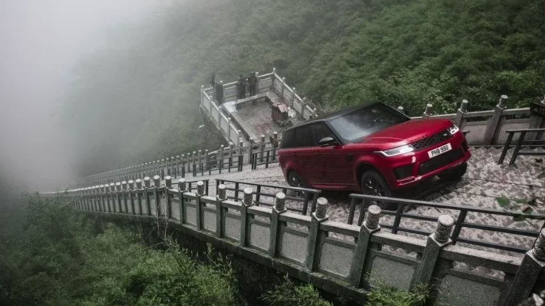 2018年華裔荷蘭籍F1車手董荷斌駕駛越野路華(Land Rover)Range Rover Sport P400e,成功完成天門山「99道彎+999級台階」挑戰登上天門洞並創下9分51秒紀錄,成為首輛成功攀爬至天門洞的車型