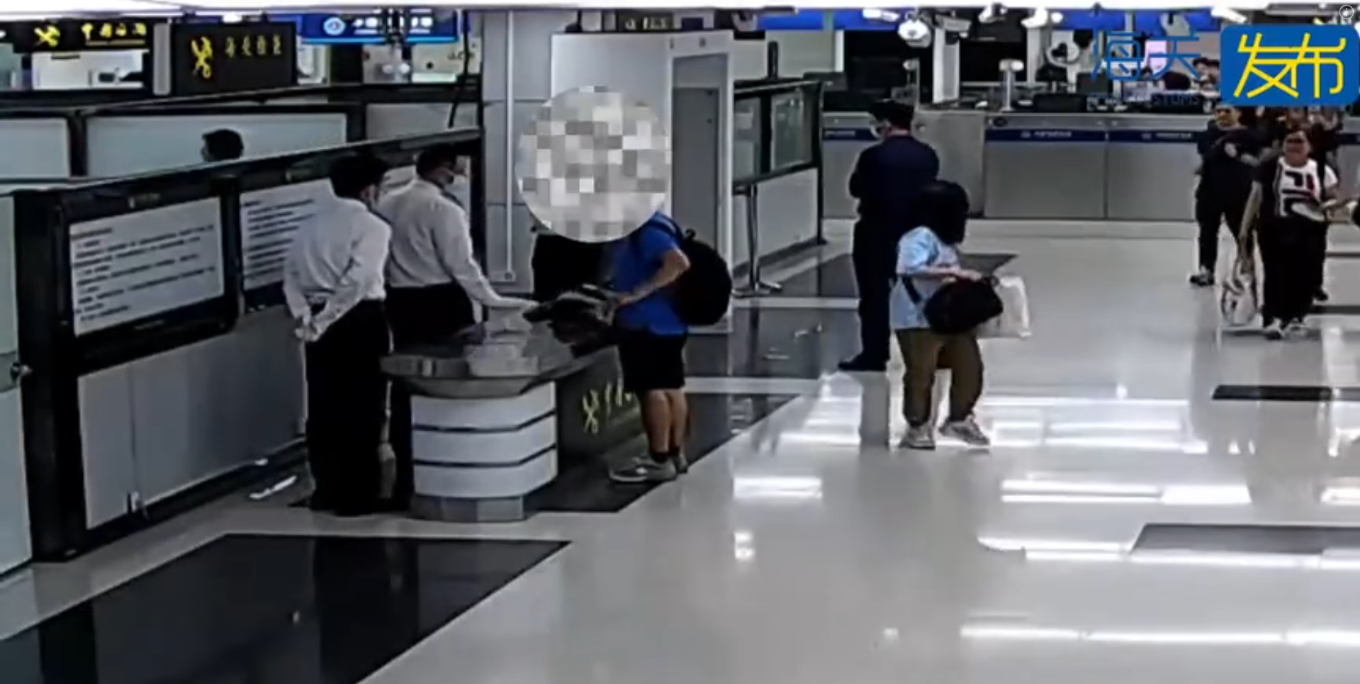 一男子從羅湖關口出境時,被內地海關截查,並發現其鞋內藏有2.61萬美元。(海關發布)