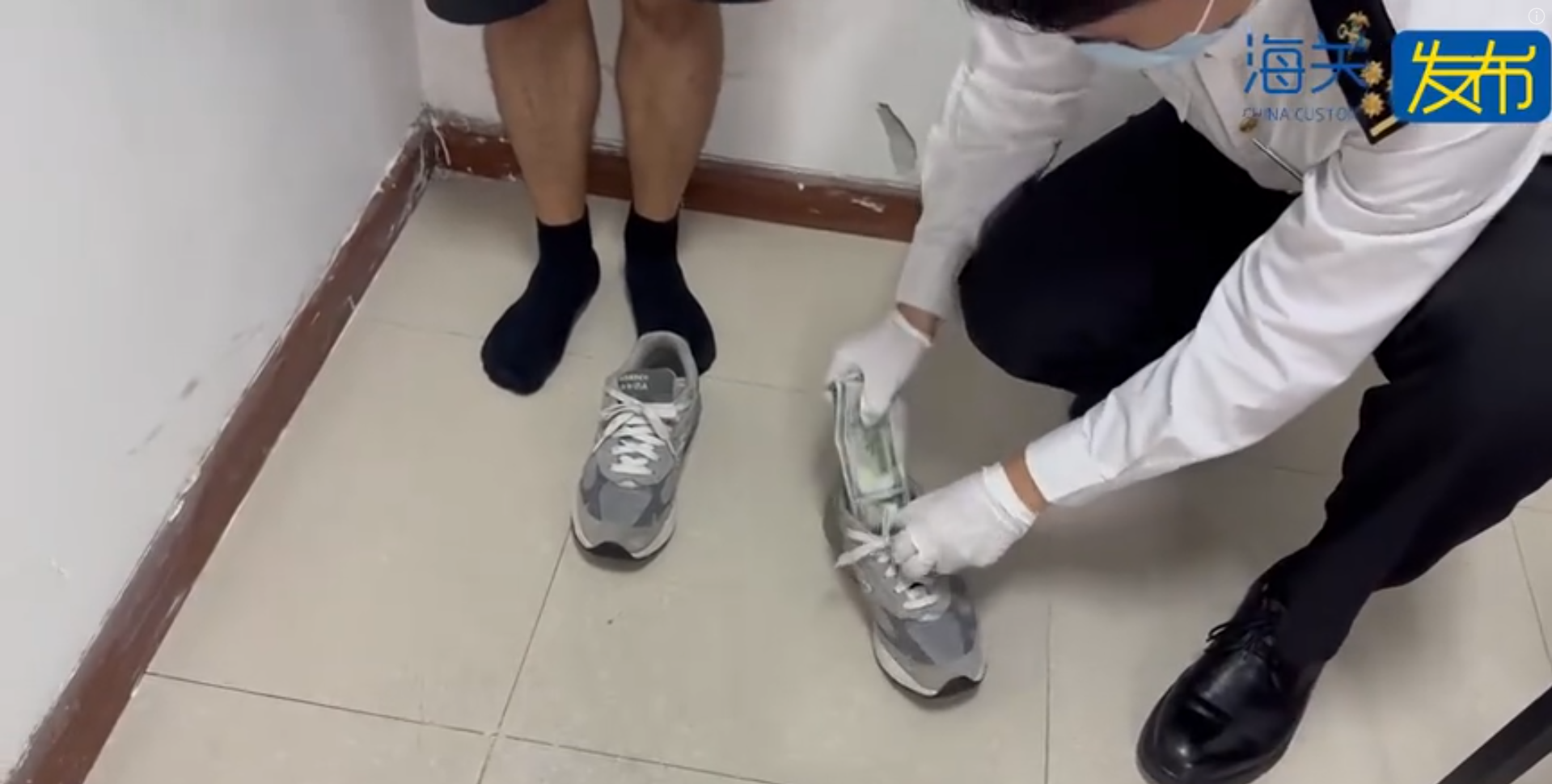 一男子從羅湖關口出境時,被內地海關截查,並發現其鞋內藏有2.61萬美元。(海關發布)