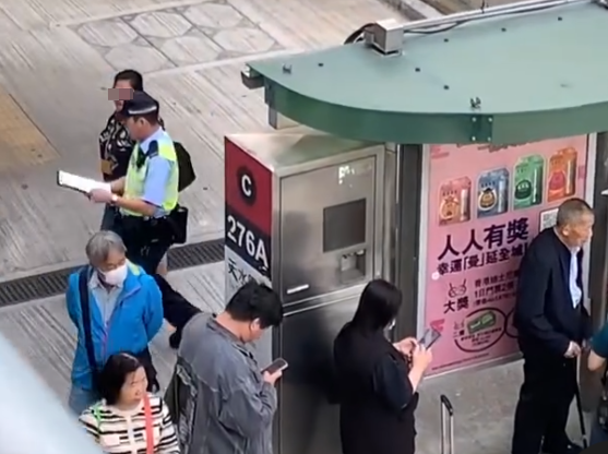 上水一名婦人「打斜」橫過馬路,走到對面巴士站時遭守候警員「斷正」,但婦人看到警員後「揮了一下手」未有停下,警員逐跟在身後走了幾步,最終成功截停對方。(Threads影片截圖)