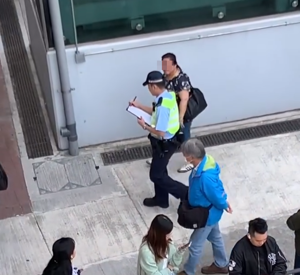 上水一名婦人「打斜」橫過馬路,走到對面巴士站時遭守候警員「斷正」,但婦人看到警員後「揮了一下手」未有停下,警員逐跟在身後走了幾步,最終成功截停對方。(Threads影片截圖)