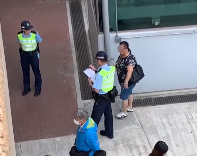 上水一名婦人「打斜」橫過馬路,走到對面巴士站時遭守候警員「斷正」,但婦人看到警員後「揮了一下手」未有停下,警員逐跟在身後走了幾步,最終成功截停對方。(Threads影片截圖)