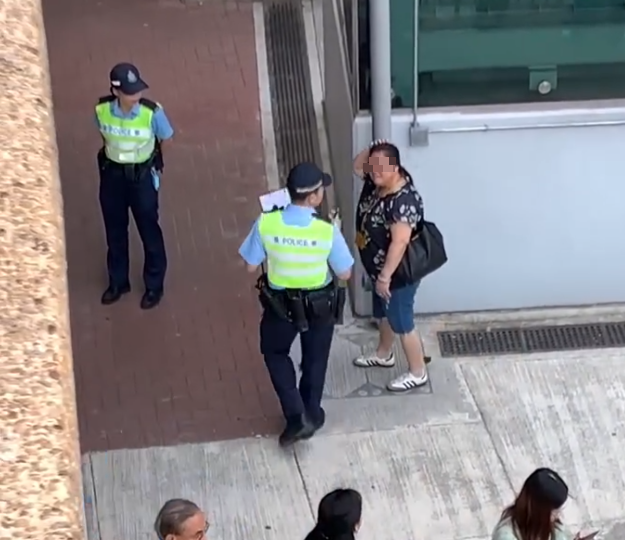 上水一名婦人「打斜」橫過馬路,走到對面巴士站時遭守候警員「斷正」,但婦人看到警員後「揮了一下手」未有停下,警員逐跟在身後走了幾步,最終成功截停對方。(Threads影片截圖)