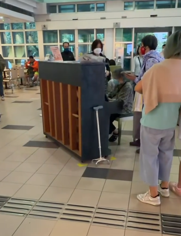 北區醫院一名老婦大彈經典歌曲《萬水千山總是情》,期間更有路人陪唱。有網民披露該名老婦近年常於北區醫院「露兩手」,現已屆九旬,以前是音樂老師。(Threads@lwkkkkkkkk_)