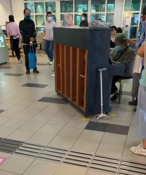 北區醫院一名老婦大彈經典歌曲《萬水千山總是情》,期間更有路人陪唱。有網民披露該名老婦近年常於北區醫院「露兩手」,現已屆九旬,以前是音樂老師。(Threads@lwkkkkkkkk_)