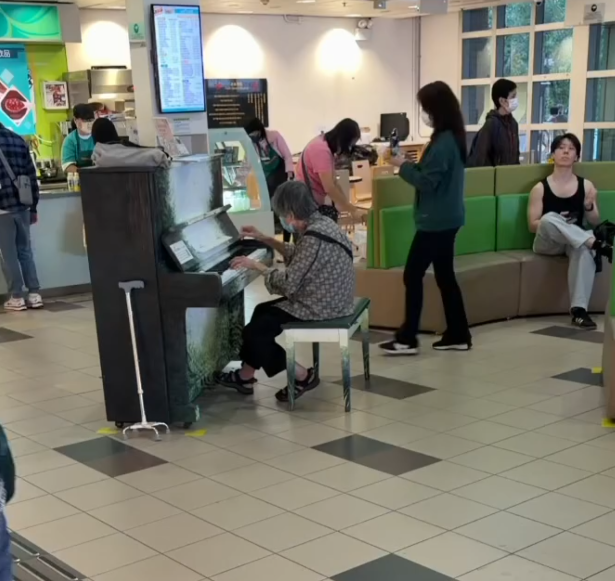 北區醫院一名老婦大彈經典歌曲《上海灘》主題曲,有醫護及路人行過時回頭張望。(Threads@lwkkkkkkkk_)