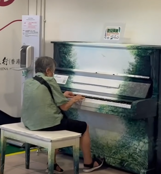 北區醫院一名老婦大彈經典歌曲,網民公開兩年前拍得影片稱「兩年前我啊公走嗰日佢都喺度」。(Threads@_zyuni._)