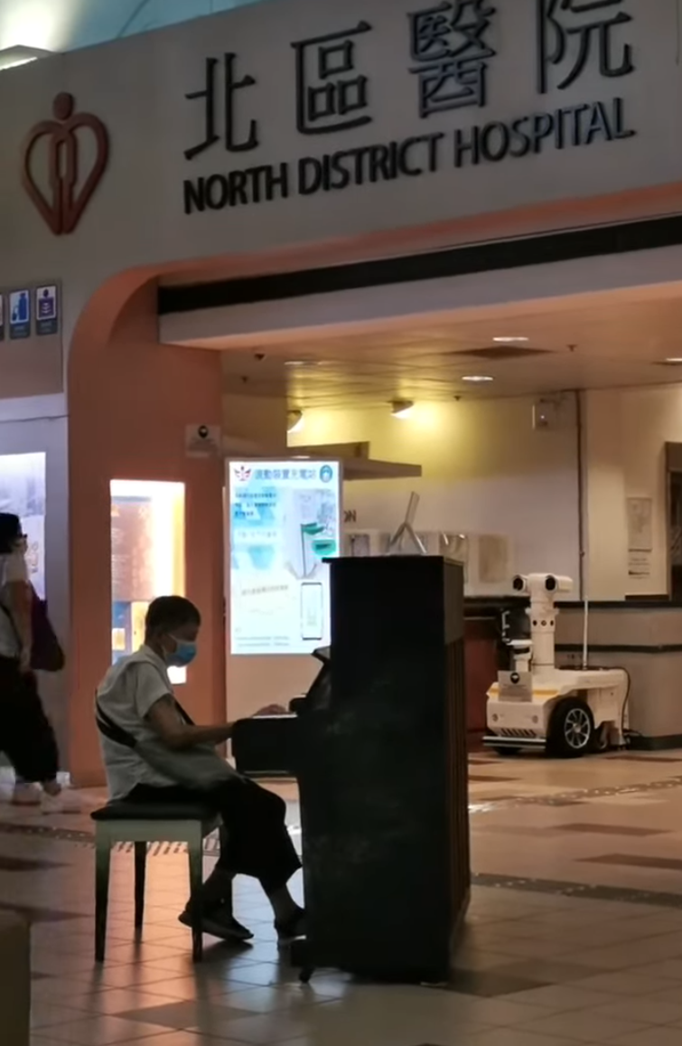 社交平台去年亦有網民發影片,亦可見同一老婦彈《萬水千山總是情》,大讚「很多懷舊歌曲一首接著一首,抬頭望下原來係一位婆婆,完全唔洗睇譜的真係厲害」。(手法理療@FACEBOOK)