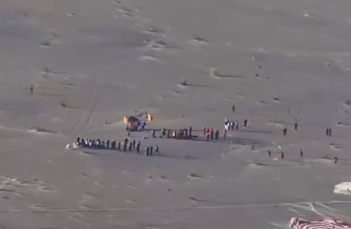 神舟二十號航天員乘組,包括陳冬、陳中瑞、王杰乘坐神舟二十一號載人飛船,返回地球。(影片截圖)