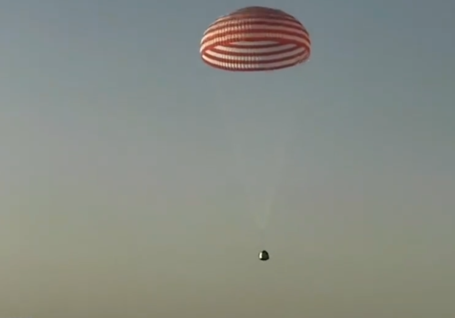 神舟二十號航天員乘組,包括陳冬、陳中瑞、王杰乘坐神舟二十一號載人飛船,返回地球。(影片截圖)