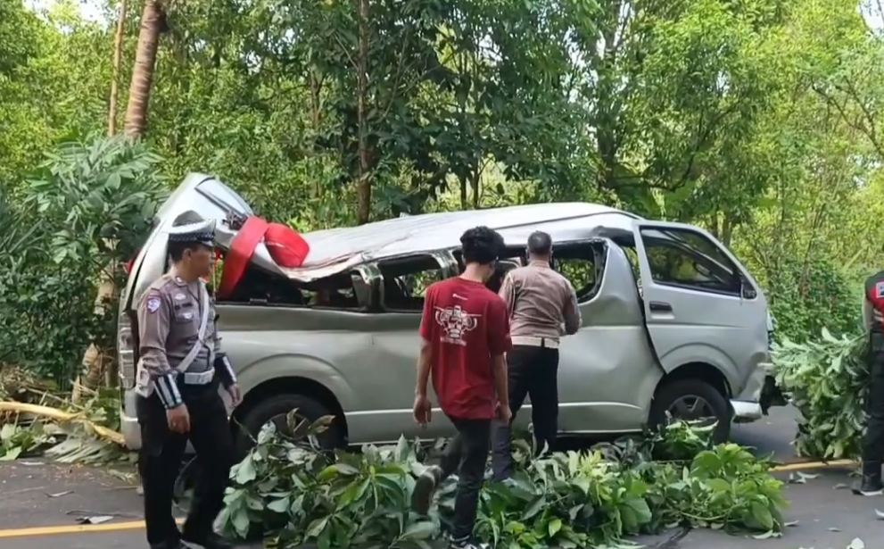 一輛載有13名中國遊客的小巴在印尼峇里島發生嚴重交通意外,導致5死8傷(影片截圖)