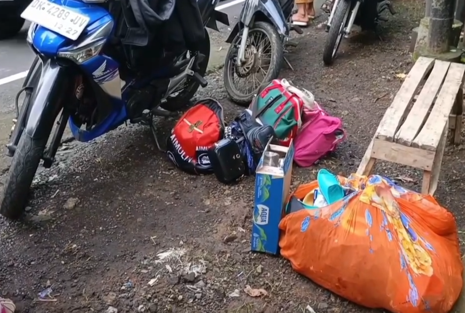 一輛載有13名中國遊客的小巴在印尼峇里島發生嚴重交通意外,導致5死8傷(影片截圖)