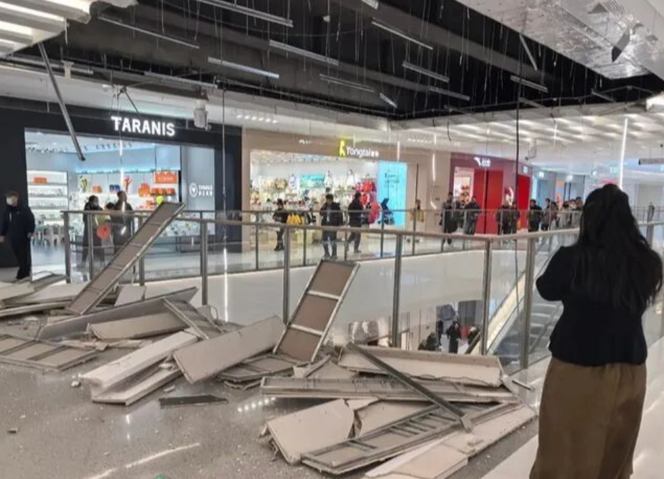 陝西西安市有一新開業3天的商場假天花倒塌,內媒指有顧客被砸受傷。(影片截圖)