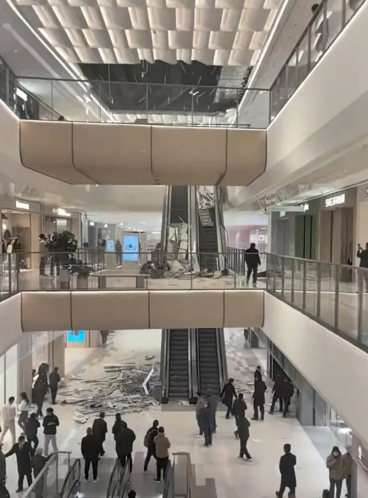 陝西西安市有一新開業3天的商場假天花倒塌,內媒指有顧客被砸受傷。(影片截圖)