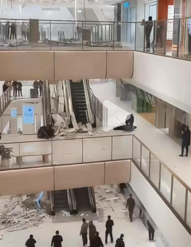 陝西西安市有一新開業3天的商場假天花倒塌,內媒指有顧客被砸受傷。(影片截圖)