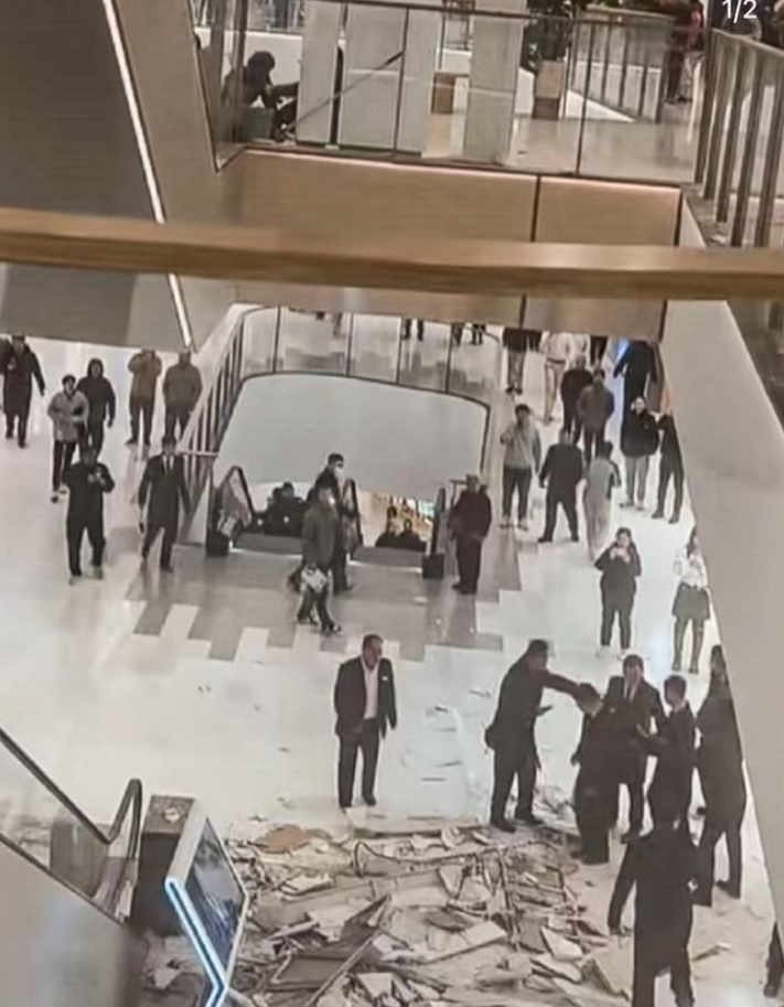 陝西西安市有一新開業3天的商場假天花倒塌,內媒指有顧客被砸受傷。(影片截圖)