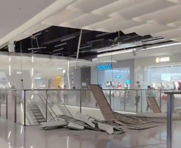 陝西西安市有一新開業3天的商場假天花倒塌,內媒指有顧客被砸受傷。(影片截圖)