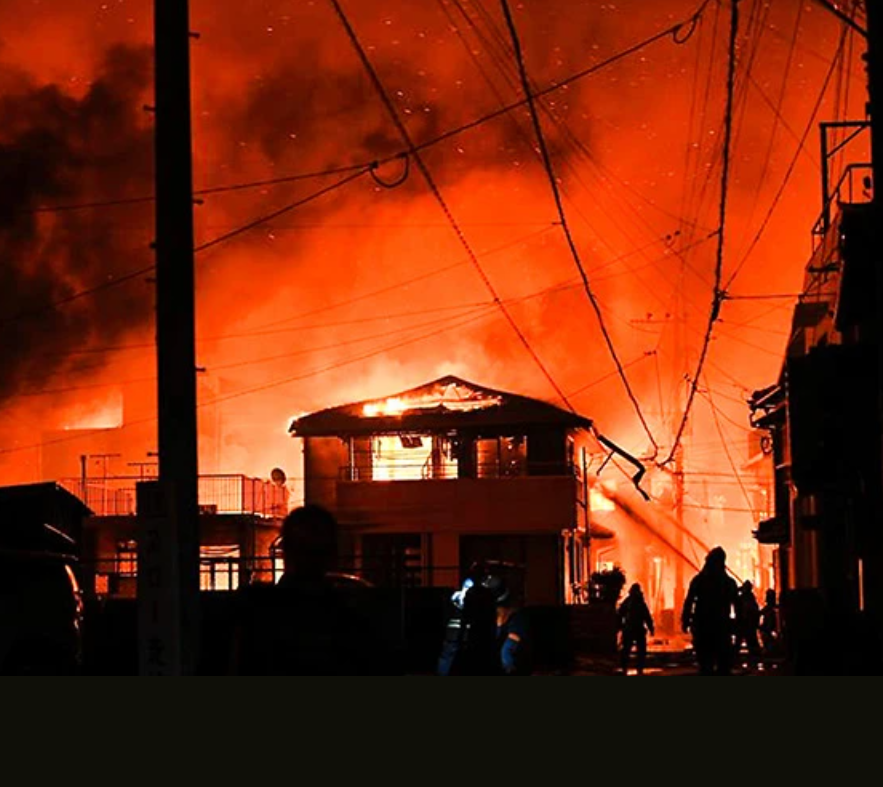 日本大分縣大分市一個住宅區發生大規模火災,火勢蔓延至170多座建築物,延燒一夜仍未受控(網上圖片)