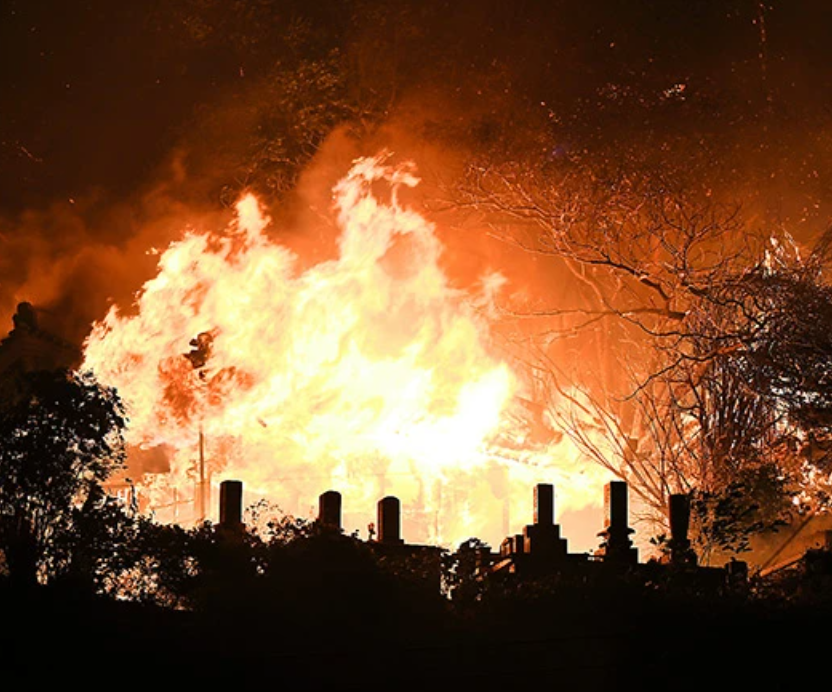 日本大分縣大分市一個住宅區發生大規模火災,火勢蔓延至170多座建築物,延燒一夜仍未受控(網上圖片)