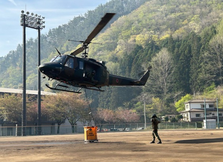 日本大分縣大分市一個住宅區發生大規模火災,火勢蔓延至170多座建築物,延燒一夜仍未受控。陸上自衛隊應大分縣的請求,今日派出直升機協助滅火(網上圖片)