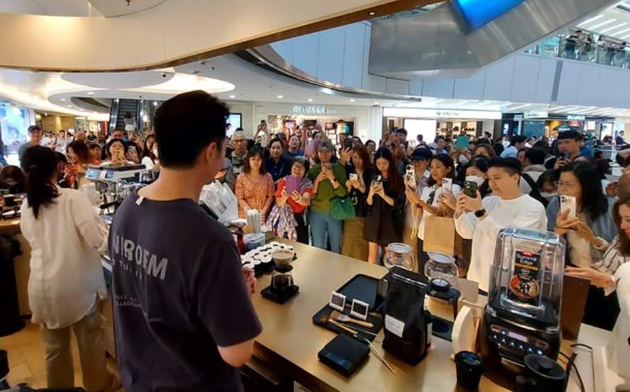 由藝人陳豪創立咖啡店「Blooms Coffee」觀塘apm分店,近日被發現突然執笠。陳豪不時會落場坐鎮,為客人親自沖調咖啡。(Blooms Coffee ig)