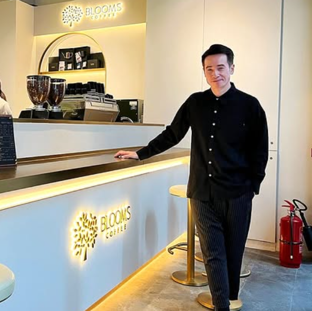 由藝人陳豪創立咖啡店「Blooms Coffee」觀塘apm分店,近日被發現突然執笠。(Blooms Coffee ig)