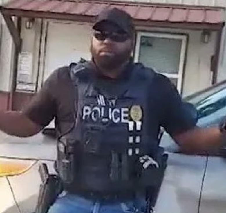 警員伍德森稱他不知道狗狗是盲的,只知牠盲目地走來走去,又說除了開槍不知自己還可做甚麼。(互聯網)