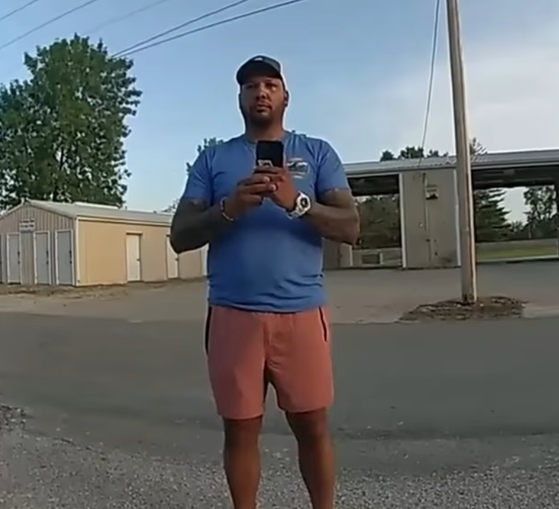 狗主亨特跟警員對質。(互聯網)