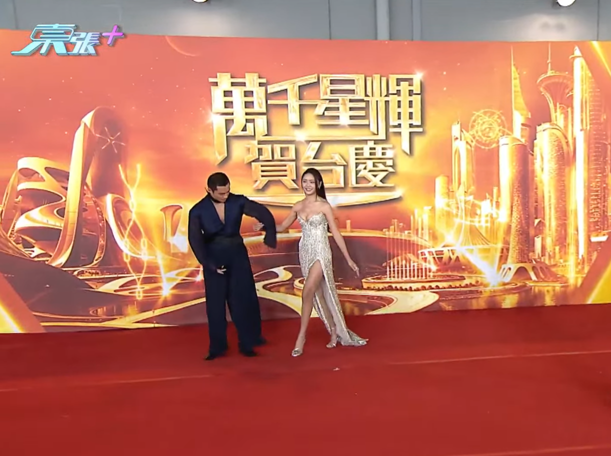 戴祖儀曬白滑長腿。