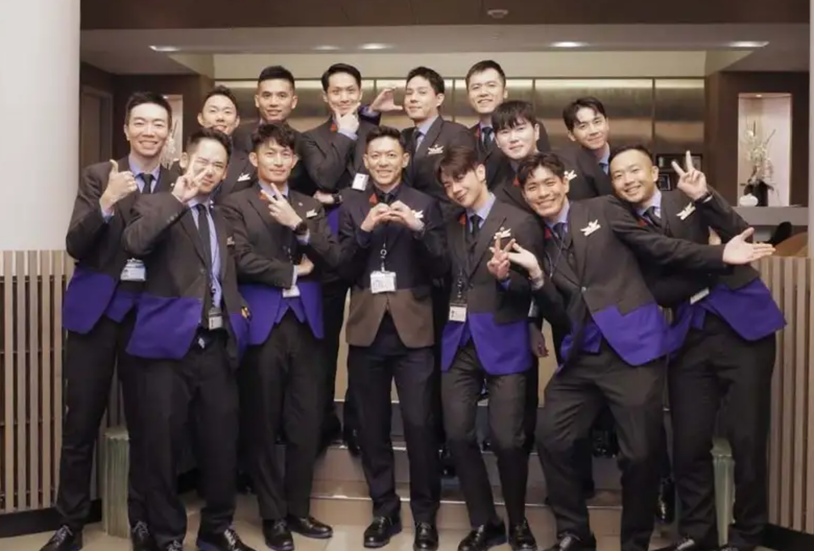 台灣的中華航空首次出現「全空少航班」,15位男性空服員一字排開合照更引發網民熱議。(網上圖片)