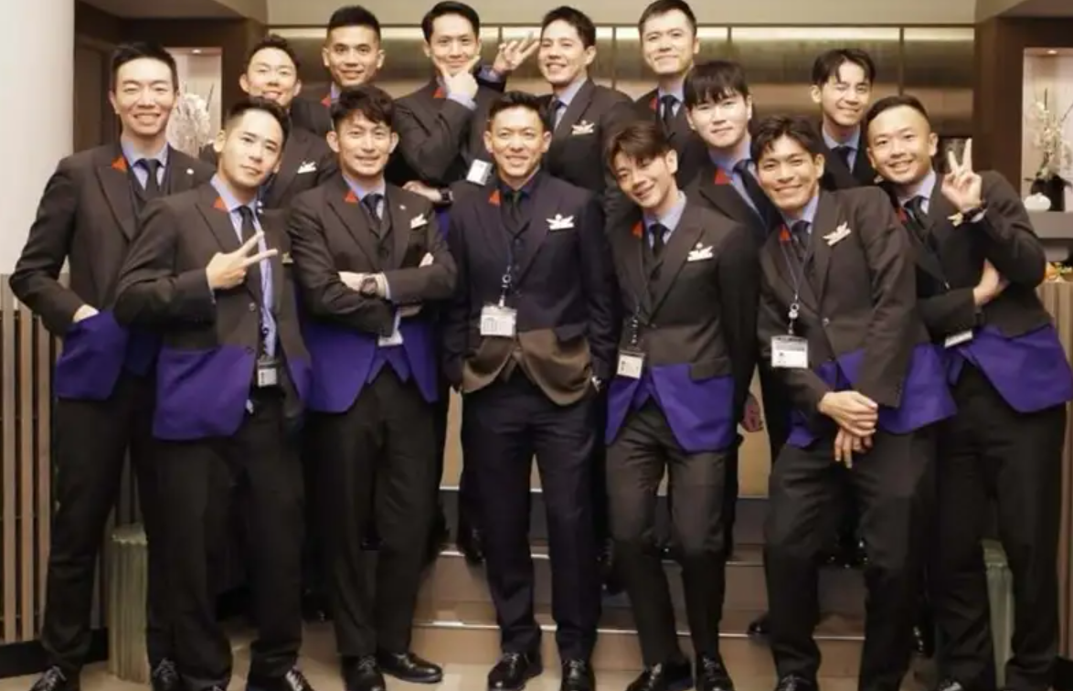 台灣的中華航空首次出現「全空少航班」,15位男性空服員一字排開合照更引發網民熱議。(網上圖片)