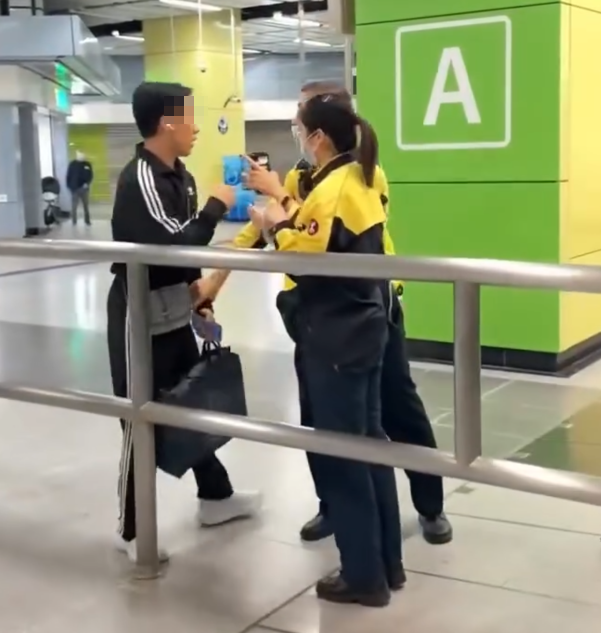 港鐵南昌站大堂有4名港鐵職員阻攔一名男子離開,期間有職員阻擋其去路及用手推開男子,大叫:「我哋𠵱家要報警,停低!」、「冷靜啲!」,男子未有理會繼續前行避開欲離去,職員繼續跟隨。(影片截圖)