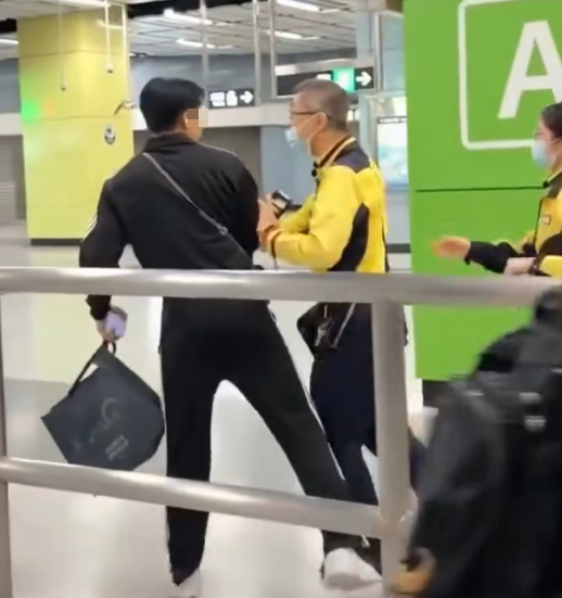 港鐵南昌站大堂有4名港鐵職員阻攔一名男子離開,期間有職員阻擋其去路及用手推開男子,大叫:「我哋𠵱家要報警,停低!」、「冷靜啲!」,男子未有理會繼續前行避開欲離去,職員繼續跟隨。(影片截圖)