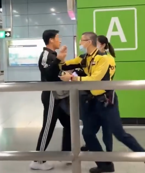 港鐵南昌站大堂有4名港鐵職員阻攔一名男子離開,期間有職員阻擋其去路及用手推開男子,大叫:「我哋𠵱家要報警,停低!」、「冷靜啲!」,男子未有理會繼續前行避開欲離去,職員繼續跟隨。(影片截圖)