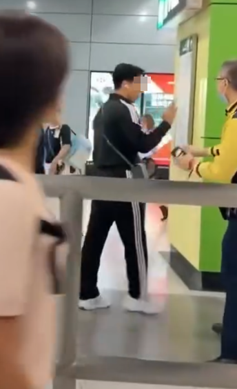 港鐵南昌站大堂有4名港鐵職員阻攔一名男子離開,期間有職員阻擋其去路及用手推開男子,大叫:「我哋𠵱家要報警,停低!」、「冷靜啲!」,男子未有理會繼續前行避開欲離去,職員繼續跟隨。(影片截圖)