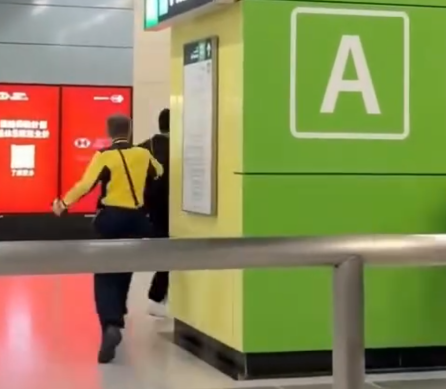 港鐵南昌站大堂有4名港鐵職員阻攔一名男子離開,期間有職員阻擋其去路及用手推開男子,大叫:「我哋𠵱家要報警,停低!」、「冷靜啲!」,男子未有理會繼續前行避開欲離去,職員繼續跟隨。(影片截圖)